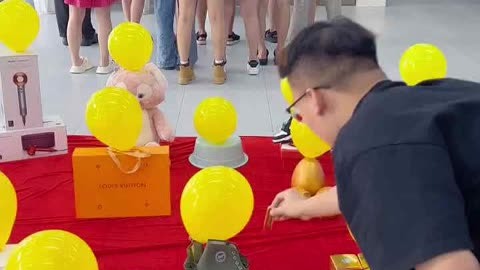 气球吹脖子_用脖子传气球游戏规则_脖子传递气球游戏玩法