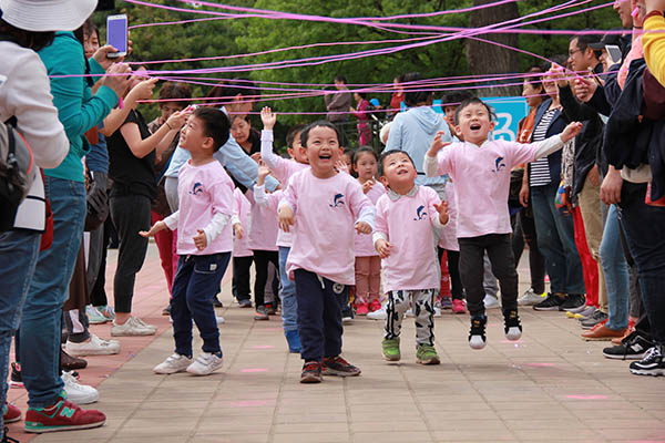 幼儿游戏设计与案例-幼儿游戏：藏着大大魔法的五彩斑斓想象世界